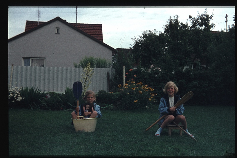 17.Regensburg jul 1970 Brigitte,Marion.JPG